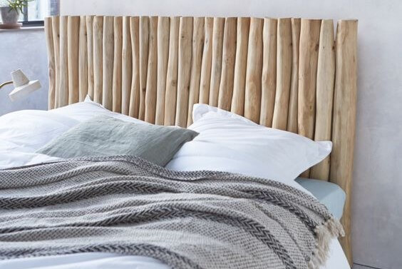 Cabecero hecho con madera reflotada.