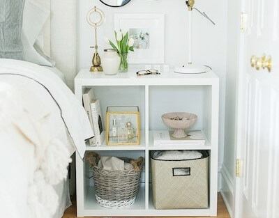 Mesita de noche hecha con la estantería KALLAX.