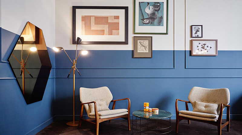 Moldura en la pared de dos colores.