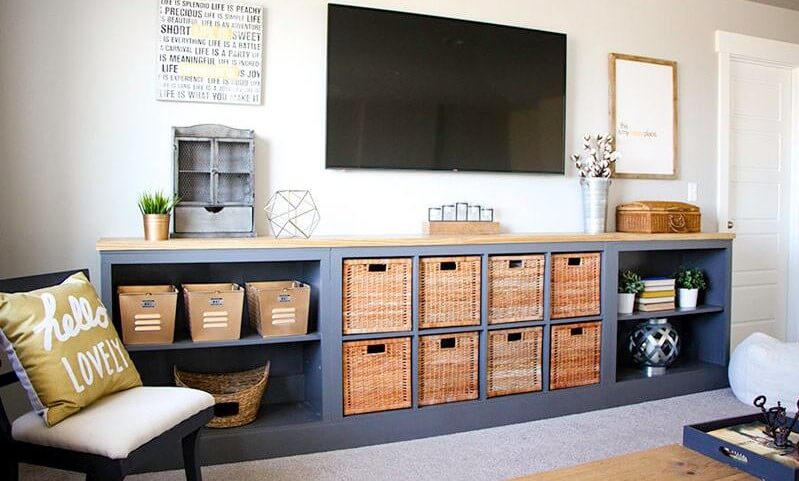 Mueble de salón hecho con una estantería KALLAX.