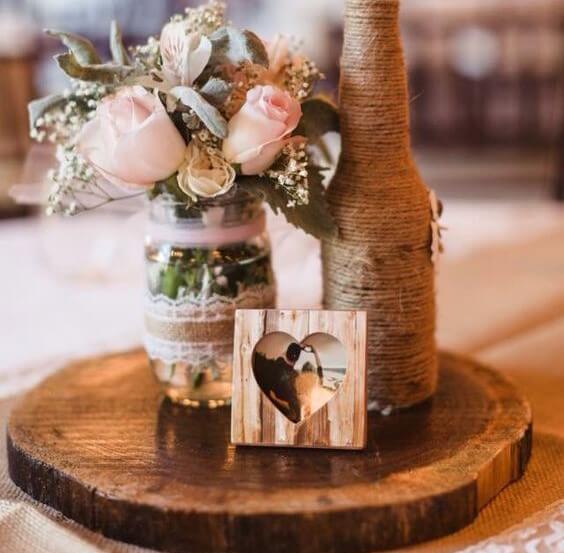 Tronco de madera como centro de mesa.