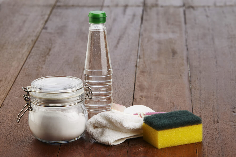 White vinegar is a great homemade recipe against plumbing odors.