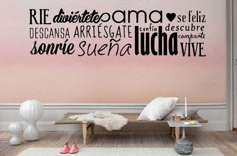 Vinilo decorativo con una frase.