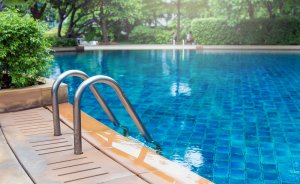 Cómo acondicionar una piscina sobre el suelo
