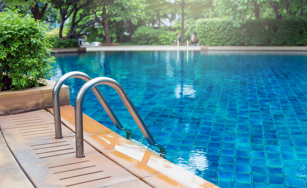 Cómo acondicionar una piscina sobre el suelo