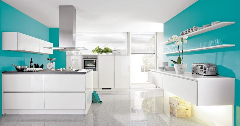 Amplia cocina de color turquesa.