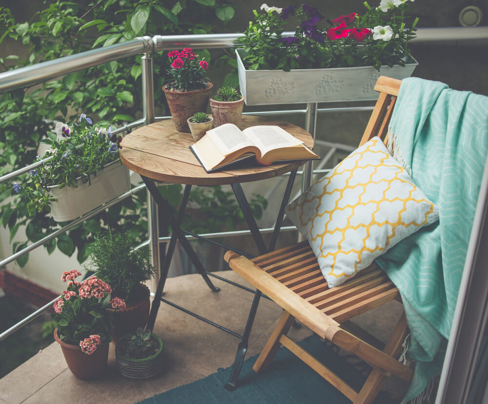 Decoración de un balcón pequeño.