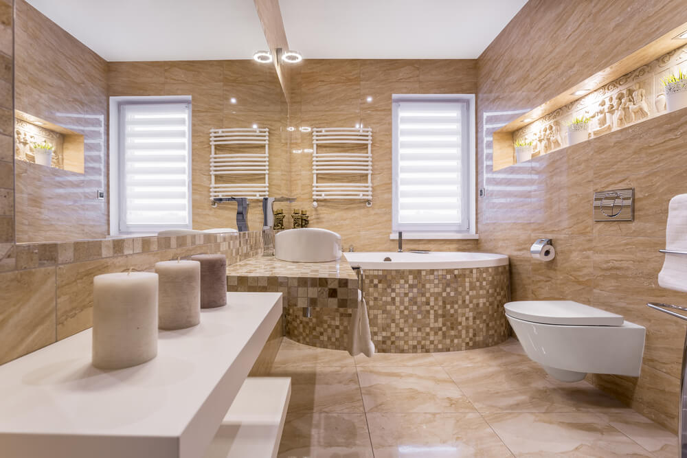 Baño con baldosas grandes.