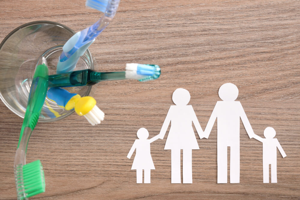 Bote de cristal para cepillos de dientes.