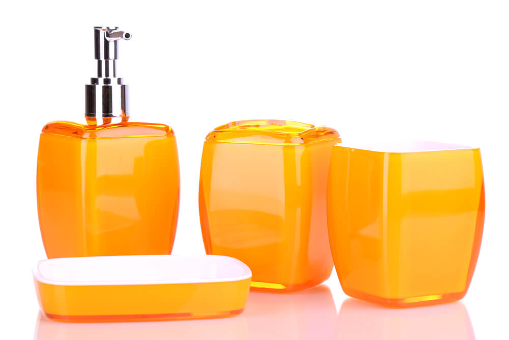 Complementos de baño en naranja.