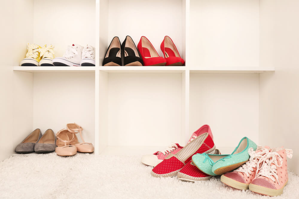 Estantería con zapatos.