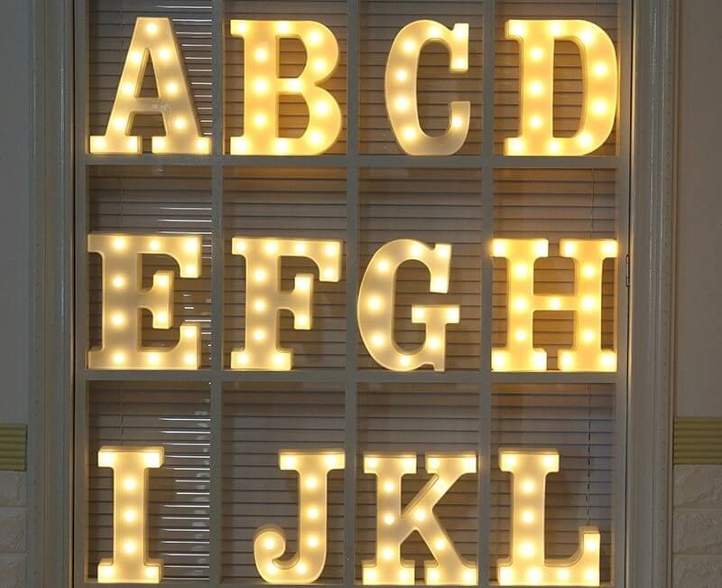 Lámpara LED letras.