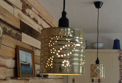 Lámparas a modo de latas.