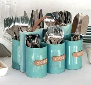 Latas como organizadores de cubiertos.