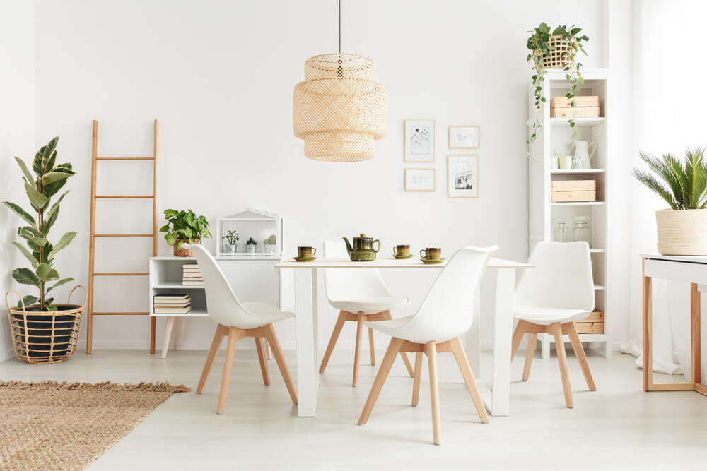 Mobiliario de color blanco.