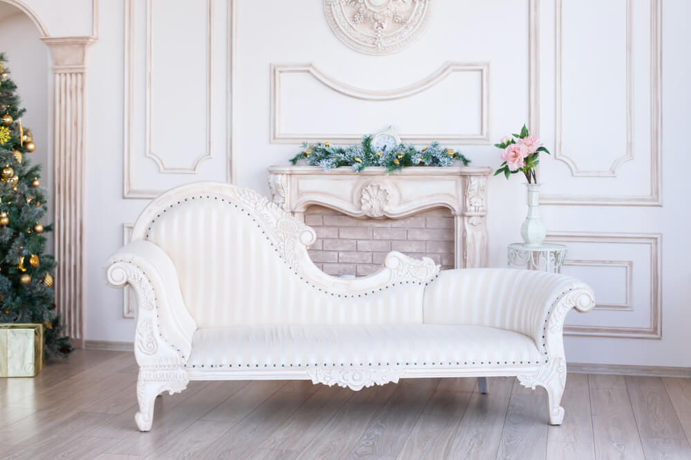 Mobiliario clásico blanco.