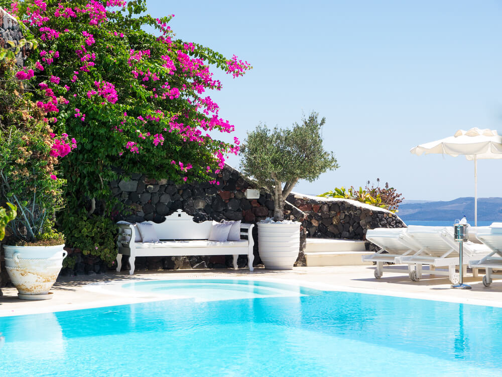 Piscina moderna ibicenca.