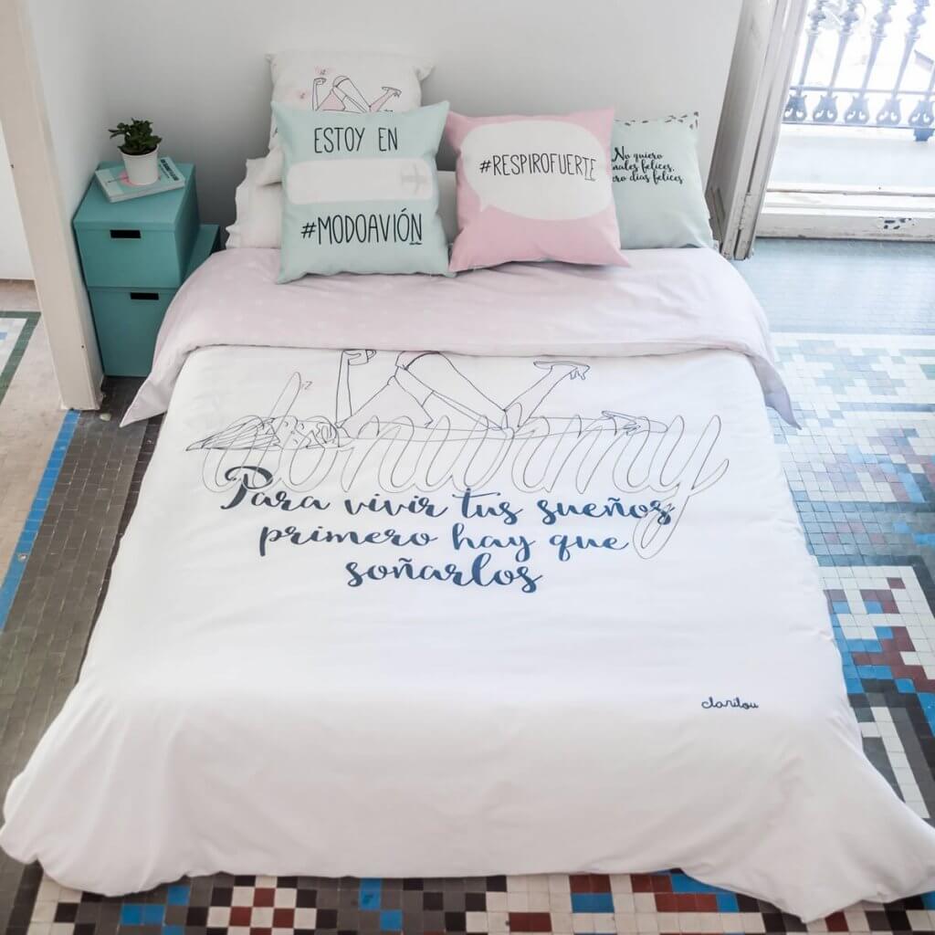Ropa de cama con frases.