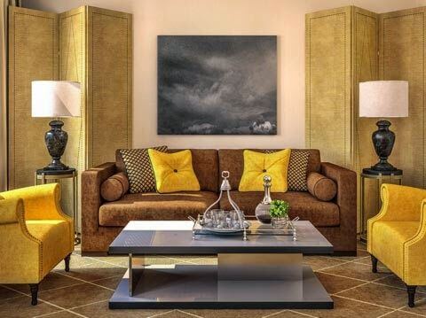 Salón en amarillo y marrón.