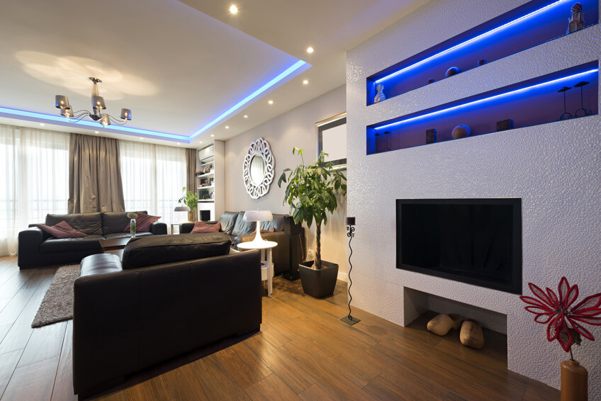 Salón con luces de colores.