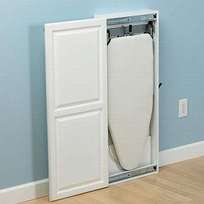 Tabla de planchar en una puerta.