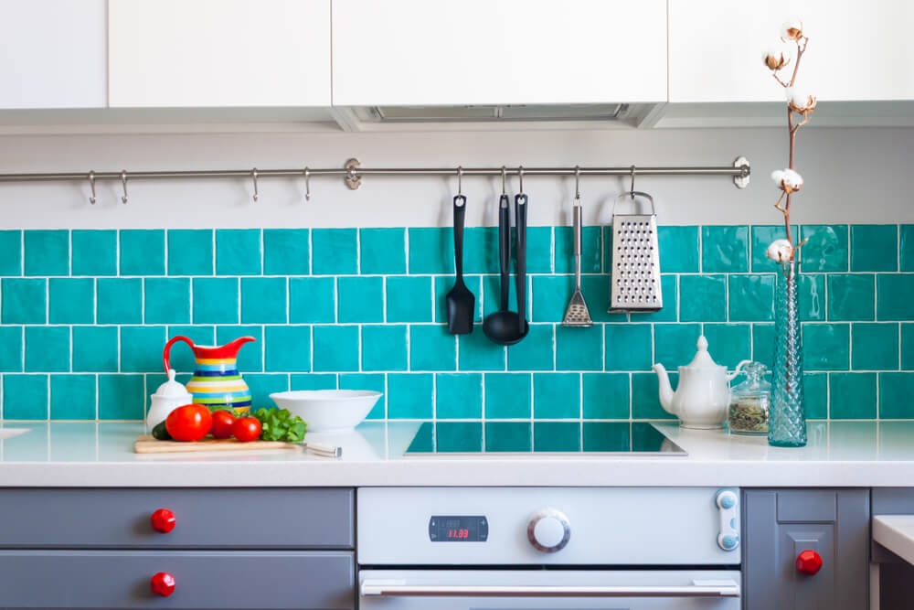 Cocina en gris y azul.