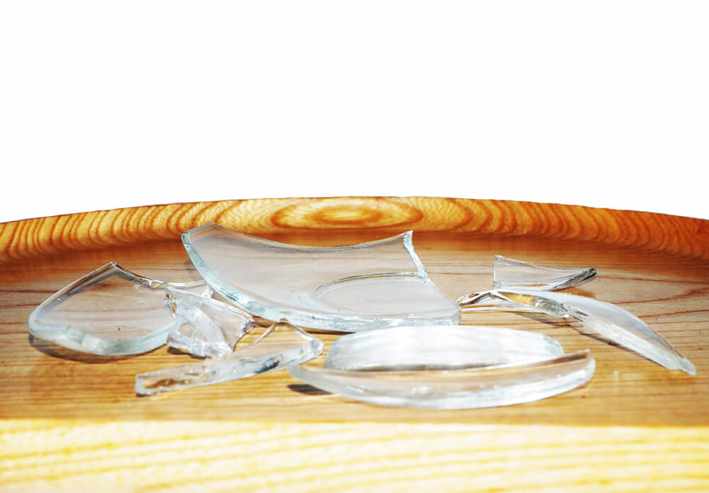 Cristal roto de una mesa de madera.