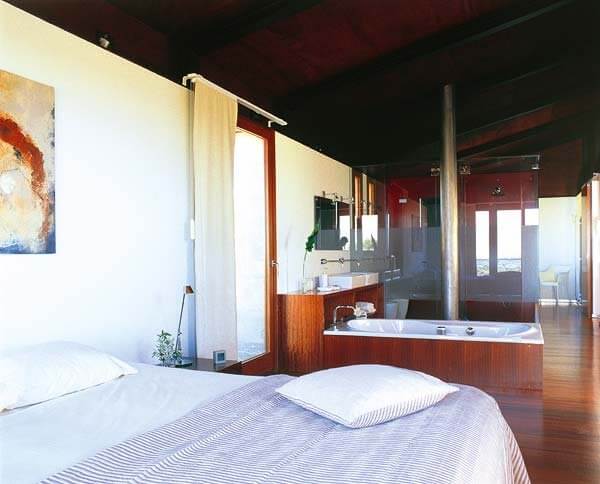 Dormitorio y baño juntos.