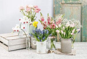 Adiós a los jarrones con estos elementos para decorar con flores