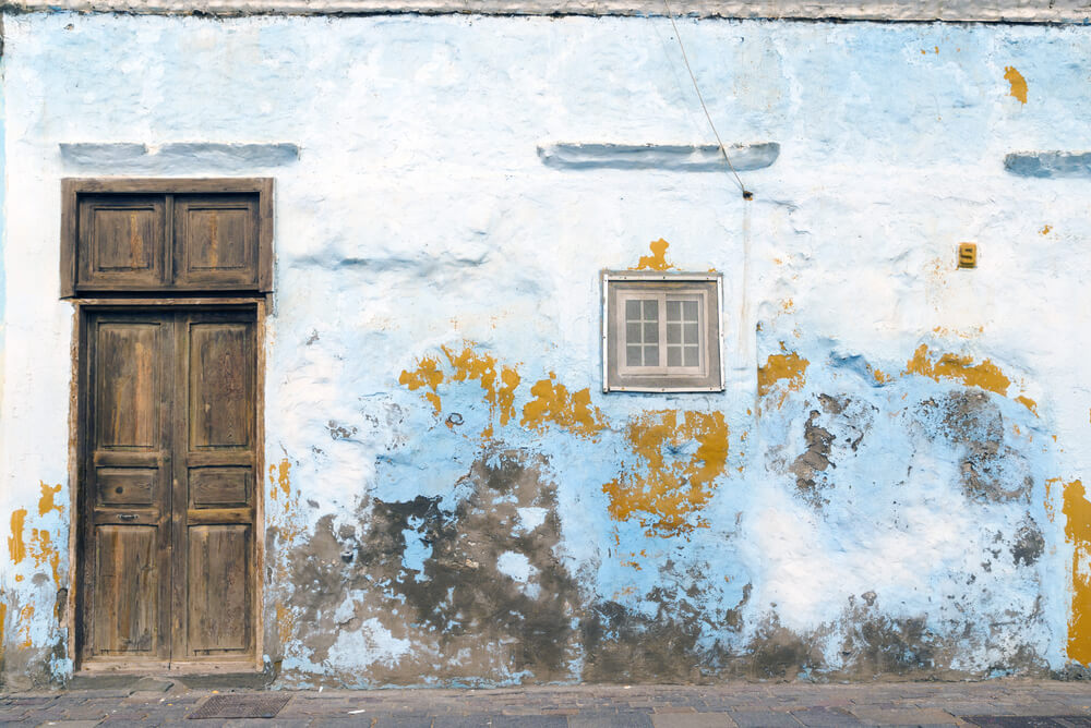 Humedad en las fachadas de casas.