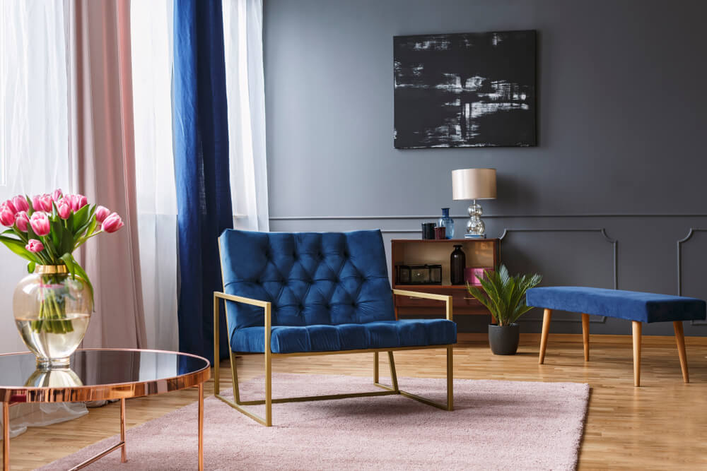 Salón en gris y azul.
