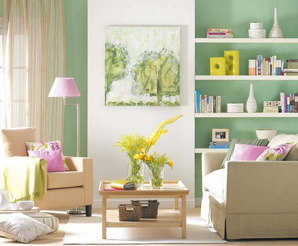 Salón en verde, rosa y beige.