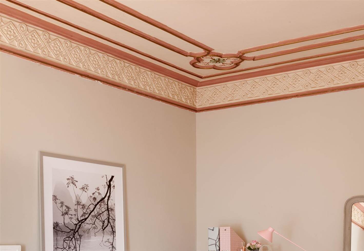 Techo pintado para dar volumen.