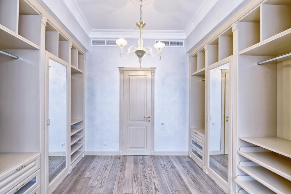 Baldas superiores del vestidor.