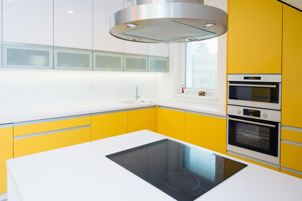 Cocina amarilla y blanca.