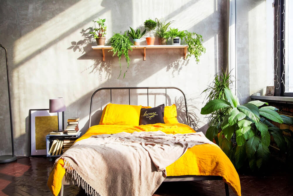 Combinación de amarillo y blanco en el dormitorio.