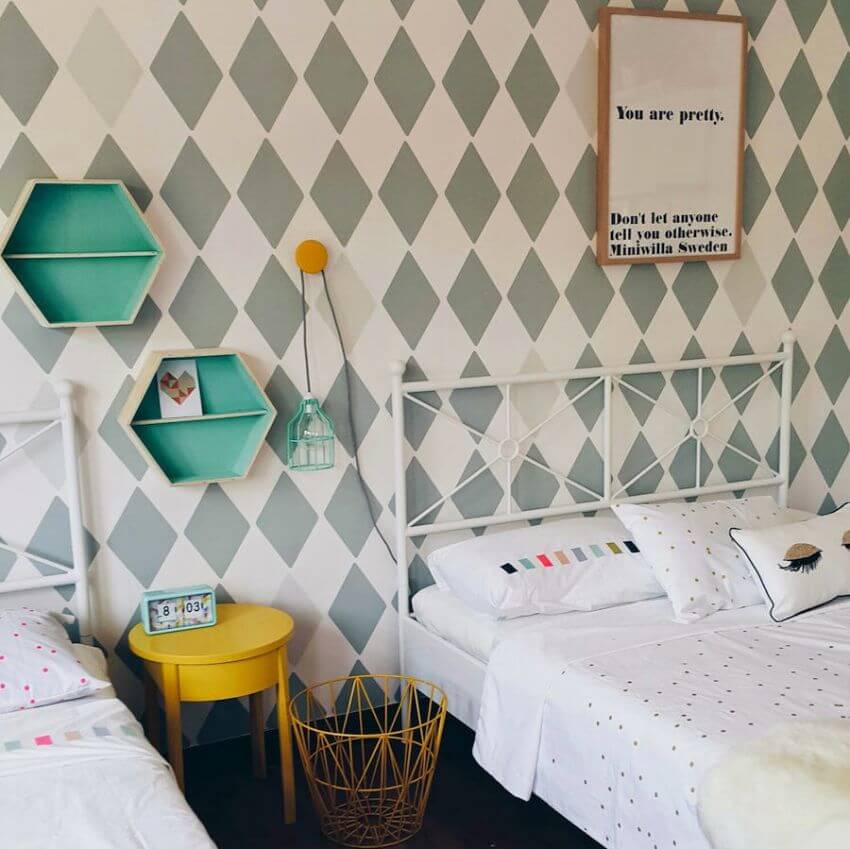 Dormitorio con rombos.