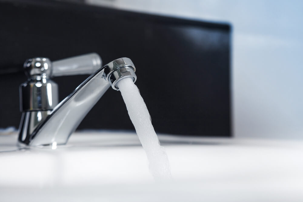 Rubinetto con acqua corrente.