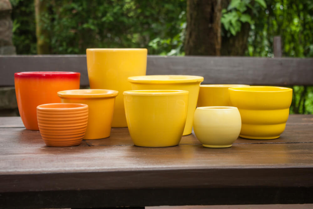 Maceteros de cerámica de colores.