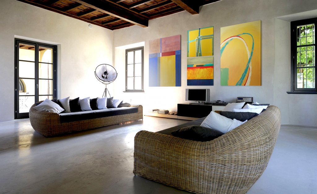 Salón con cuadros contemporáneos.