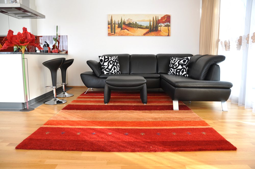 Alfombra naranja y roja para el salón.