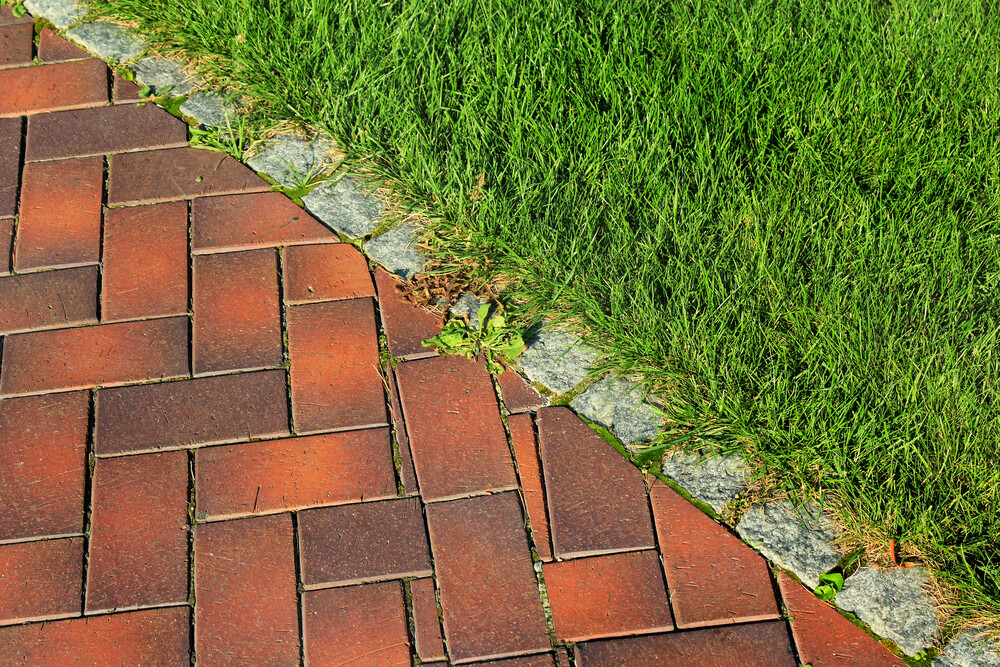 Bordillo de cemento recto.