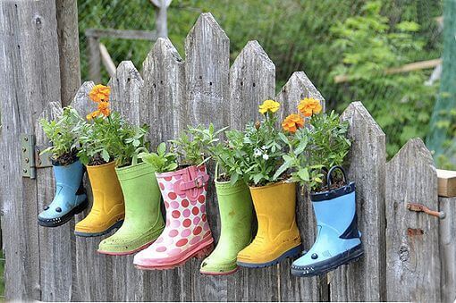 Reciclar botas en maceteros