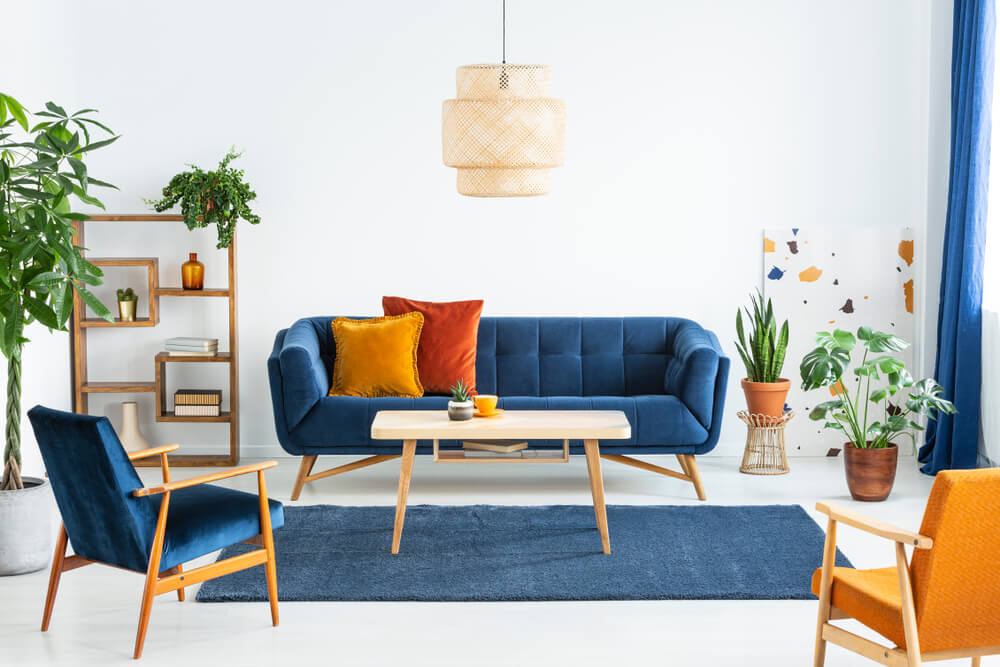 Decorar con azul y naranja.