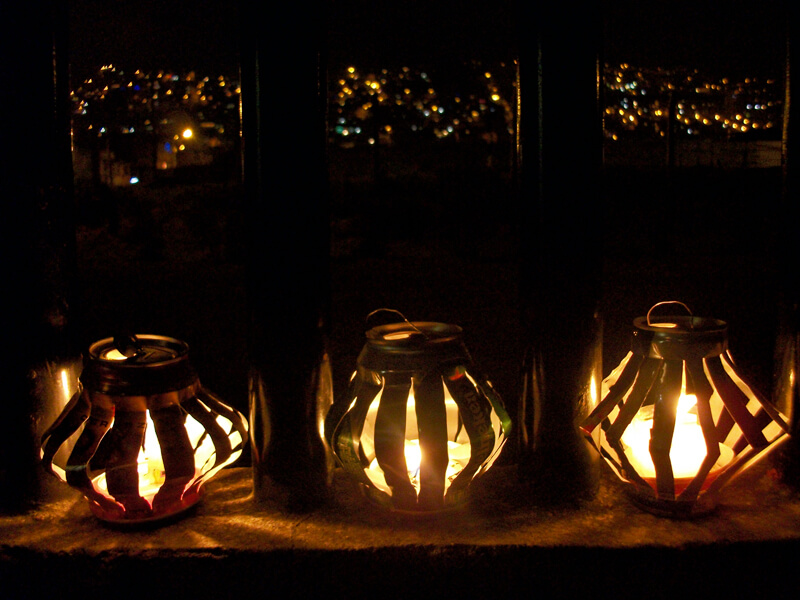 Farolillos hechos con latas de refrescos.