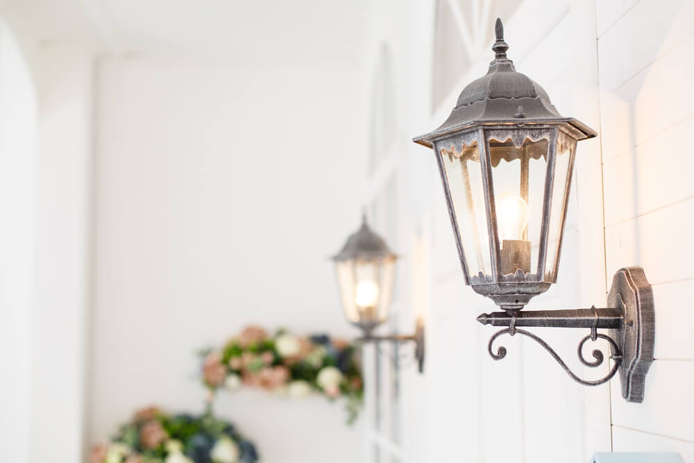 Farolillos en los muros.