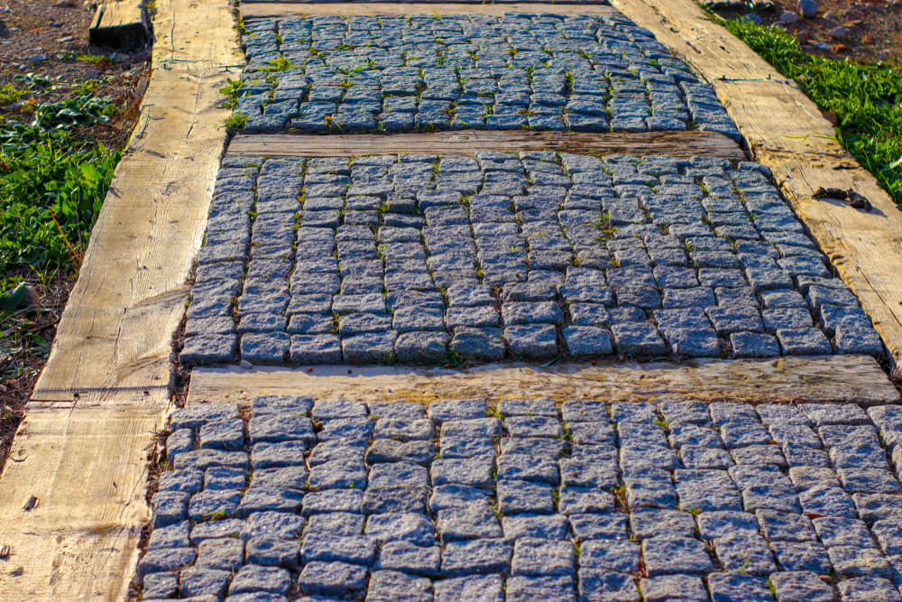 Materiales para un camino de jardín.