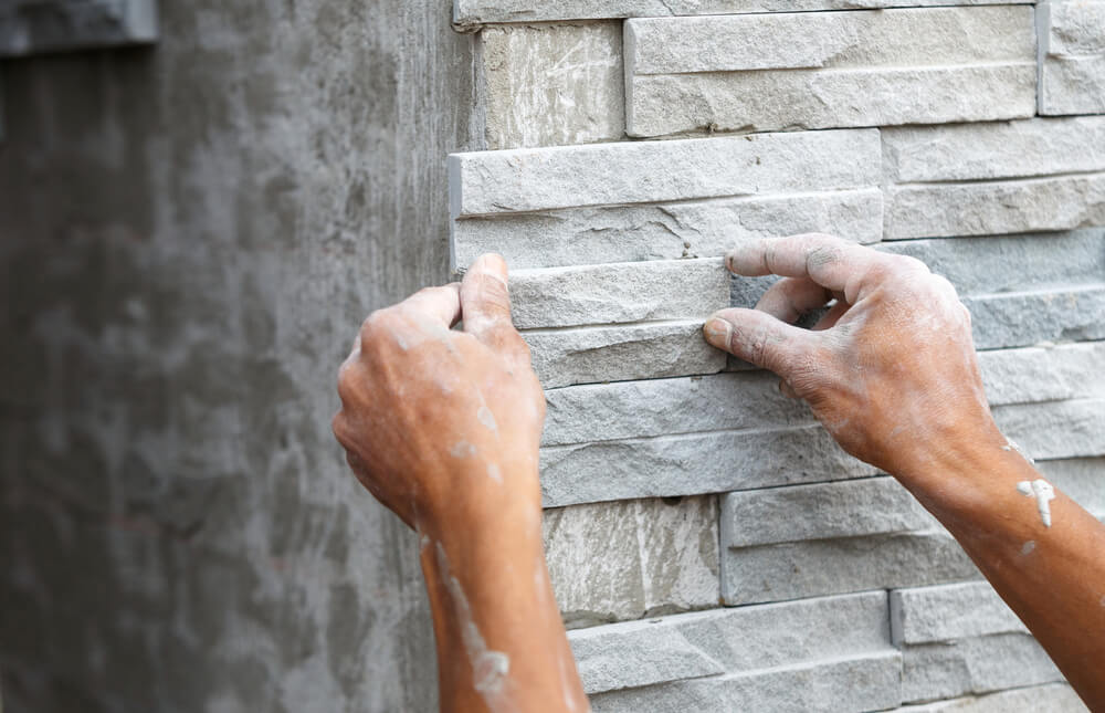 Muro de hormigón decorado con piedras.