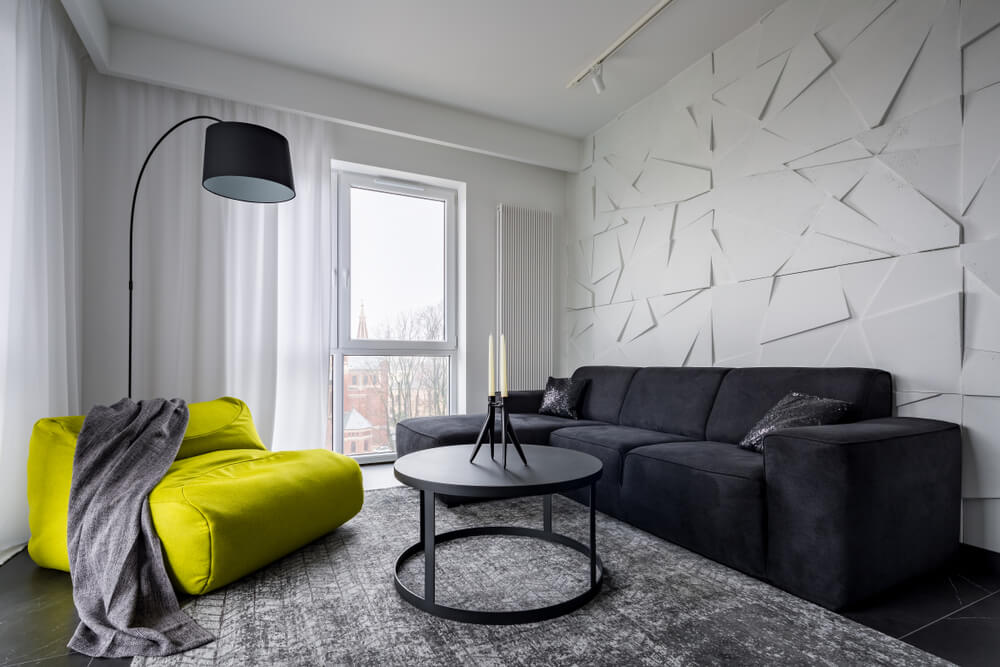 Características de un sofá negro.