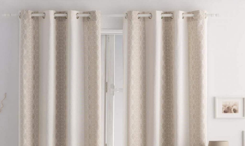 Cortinas con ollaos.